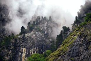 云雾缭绕山野奇峰