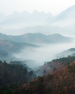 雾绕层峦山野风光