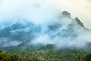 云雾缭绕青山远景