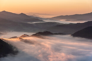 山间晨雾日出美景