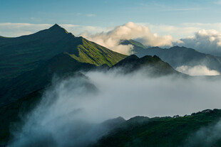 山间云海晨光美景