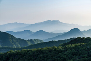 层峦叠嶂雾中山景