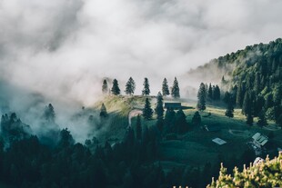 雾绕山林自然风景