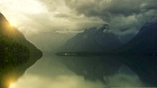 晨雾山湖日出美景