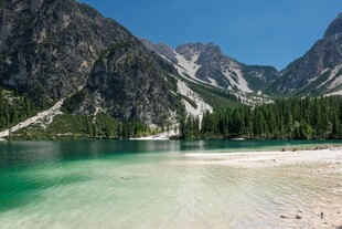 高山翠湖晴日风光