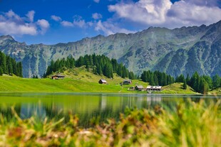 高山湖泊草甸风光