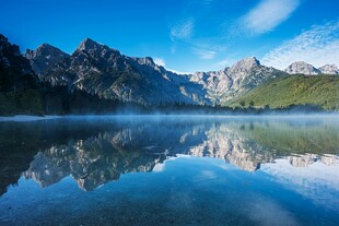 高山湖泊绝美风光