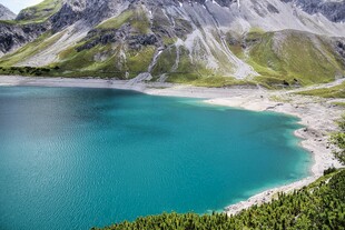 高山蓝湖自然美景