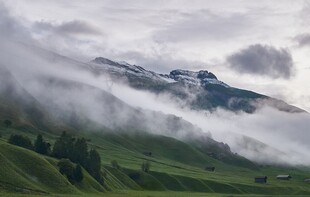 云雾雪山草原山野风光