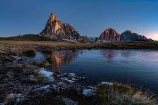 湖畔日照金山美景