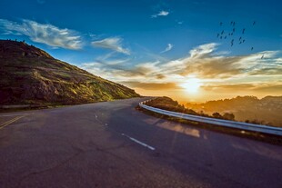 黄昏山间公路美景