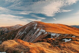 郊野黄昏山地风光
