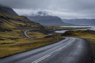 郊野阴天沿海公路风光