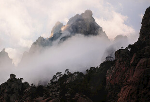 雾绕奇峰自然山景