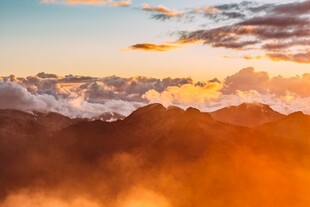 日落山巅云海风光