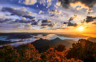 高山云海日出风光