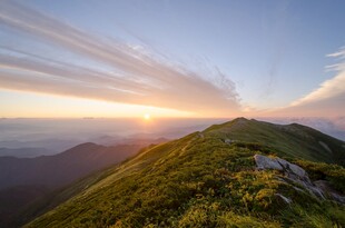 山巅日出自然风光