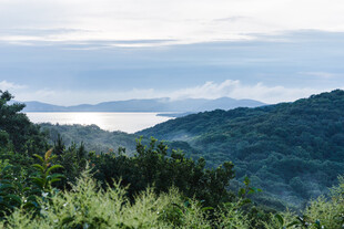 层峦山野自然风光
