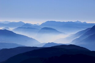 层叠远山雾景风光
