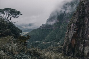 雾绕山野自然风光