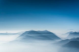 雾中山峦风景