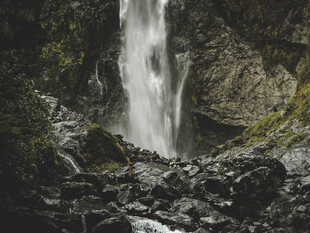 山涧瀑布流水景观