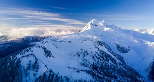 雪山晴空壮丽风光