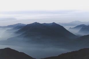 雾绕层峦山景
