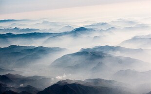 层峦云海晨雾美景