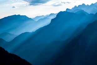 蓝雾层叠山峦风光