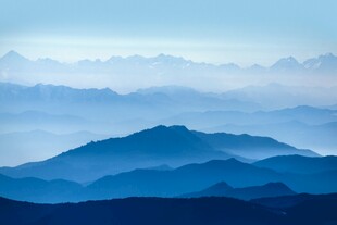 雾中山峦