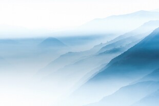 朦胧远山雾景