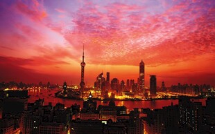 晚霞下的城市天际线