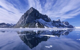 极地冰湖雪山倒影