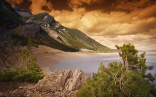黄昏山湖山野风光
