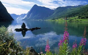 静谧山湖自然风光