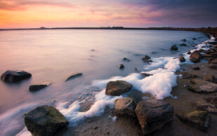 黄昏海岸浪拍礁石美景