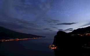 暮色湖岸夜景风光