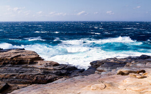 海滨礁石海浪风光