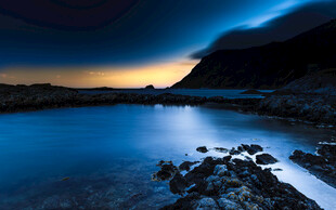 蓝调湖畔黄昏山景