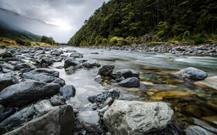 山谷溪流自然风景