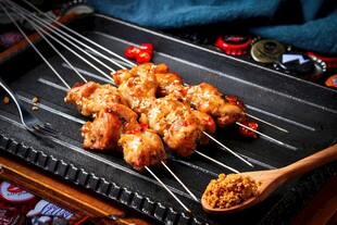 烤架上的鲜香烤肉串