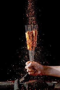 炭烤肉串撒料瞬间