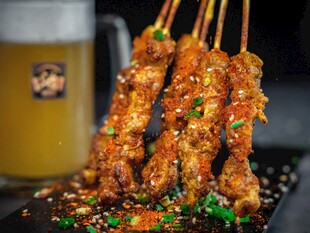 风味烤串配扎啤