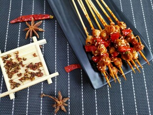 香辣烤串美食摆盘