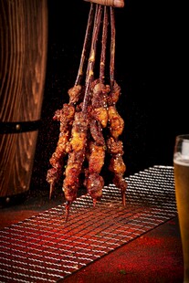 风味烤串配冰啤酒