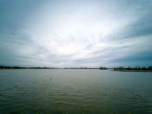 阴天湖面自然风景