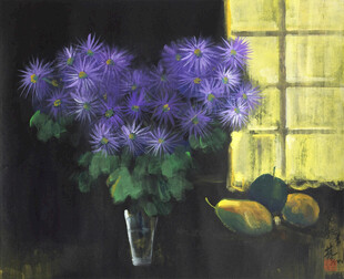 窗边紫花静物画
