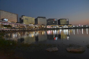 水岸黄昏城市夜景