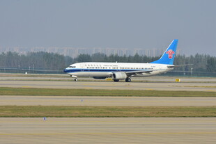滑行的南方航空客机